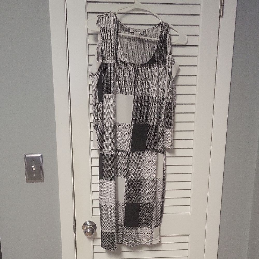 VENUS Black and White Asymmetrical Dress